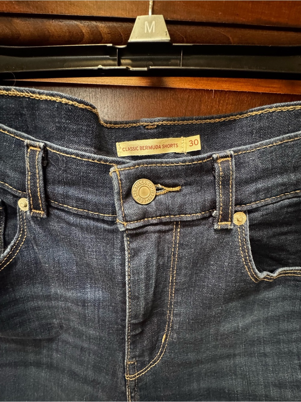 Levi's Dark Indigo Rolled-Hem Bermuda Jean Shorts, size 30 - Picture 4 of 5